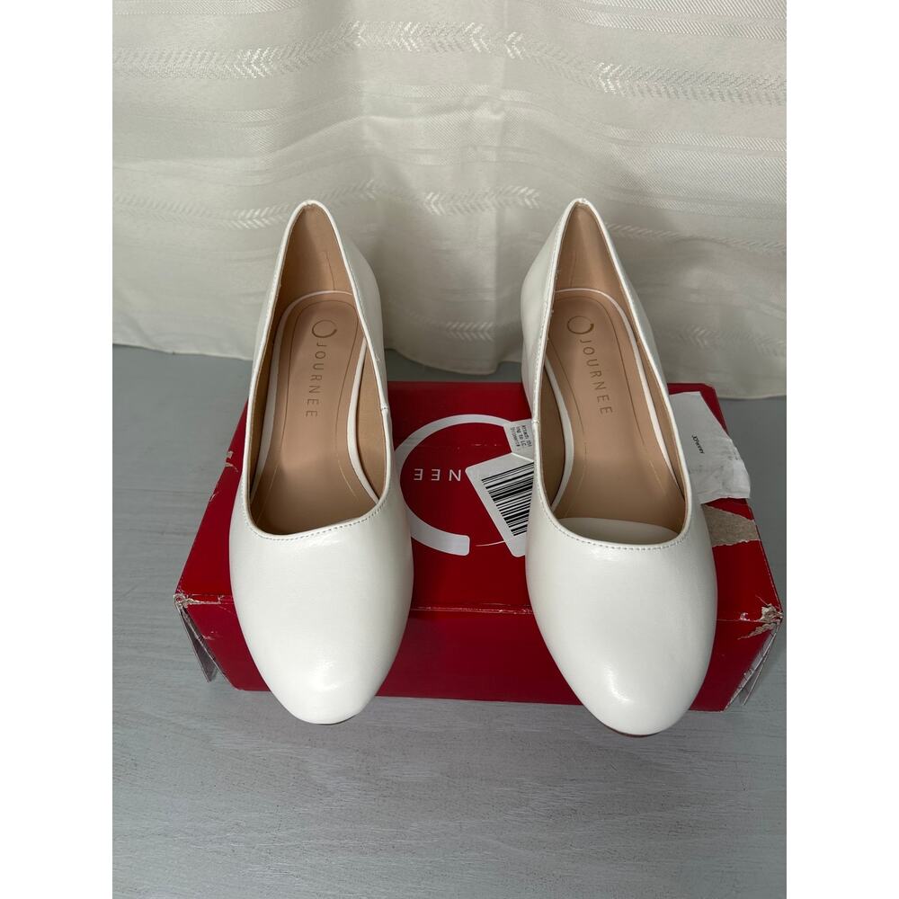 Journee Collection Saarii Round Toe Block Heel Pumps White Size 7 Wide - Picture 10 of 14